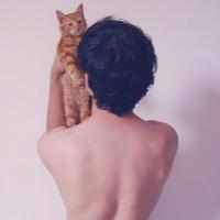 qq头像图片男生抱星球_WWW.WHOISQQ.COM