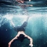 溺在水里的男生头像图片_WWW.WHOISQQ.COM