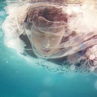 溺在水里的男生头像图片_WWW.WHOISQQ.COM