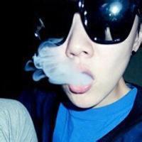 男生忧伤抽烟头像图片_WWW.WHOISQQ.COM