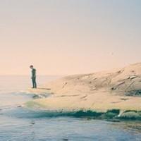 男生忧伤海边背影头像图片_WWW.WHOISQQ.COM