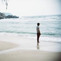 男生忧伤海边背影头像图片_WWW.WHOISQQ.COM