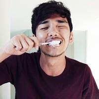 笑得灿烂的男生头像图片_WWW.WHOISQQ.COM