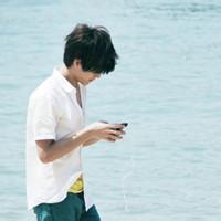 蓝天阳光背景男生头像图片_WWW.WHOISQQ.COM