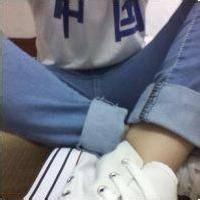 坐地上盘腿的男生头像图片_WWW.WHOISQQ.COM