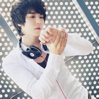 男生耳机头像图片_WWW.WHOISQQ.COM