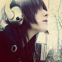 男生耳机头像图片_WWW.WHOISQQ.COM