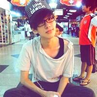 坐在地上背面男生头像图片_WWW.WHOISQQ.COM