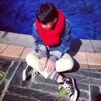 坐在地上背面男生头像图片_WWW.WHOISQQ.COM