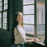 坐在地上背面男生头像图片_WWW.WHOISQQ.COM