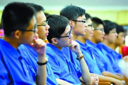 男生带小眼镜头像图片_WWW.WHOISQQ.COM