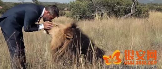 拥抱狮子男生头像图片_WWW.WHOISQQ.COM