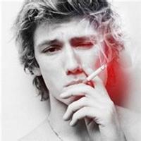 男生抽烟伤心头像图片_WWW.WHOISQQ.COM