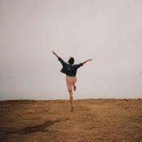 男生拥抱天空头像图片_WWW.WHOISQQ.COM