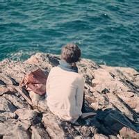 男生拥抱天空头像图片_WWW.WHOISQQ.COM