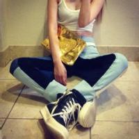 头像图片 男生盘腿坐地_WWW.WHOISQQ.COM