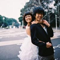 幸福头像图片男生背着女生_WWW.WHOISQQ.COM