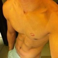 男生带画的小胡子头像图片_WWW.WHOISQQ.COM