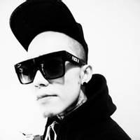 带王冠的男生头像图片_WWW.WHOISQQ.COM