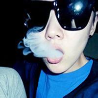 半遮面男生头像图片_WWW.WHOISQQ.COM