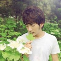 窗外发呆男生头像图片_WWW.WHOISQQ.COM