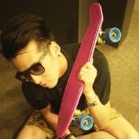 抱老虎男生头像图片_WWW.WHOISQQ.COM