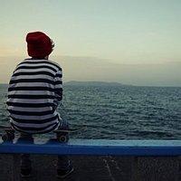 男生低头看海头像图片_WWW.WHOISQQ.COM