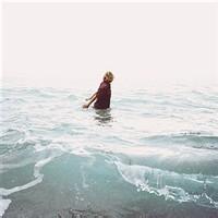 男生低头看海头像图片_WWW.WHOISQQ.COM