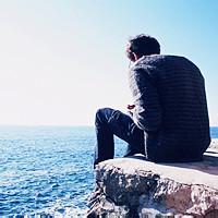男生低头看海头像图片_WWW.WHOISQQ.COM