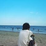 男生低头看海头像图片_WWW.WHOISQQ.COM