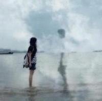 男生低头看海头像图片_WWW.WHOISQQ.COM