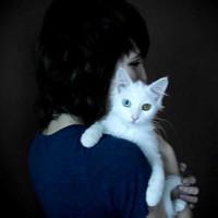 男生头像图片抱猫_WWW.WHOISQQ.COM