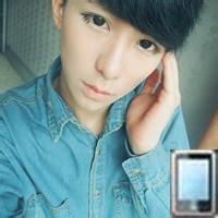 男生玩苹果手机头像图片_WWW.WHOISQQ.COM