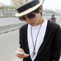 男生玩苹果手机头像图片_WWW.WHOISQQ.COM