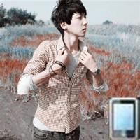男生玩苹果手机头像图片_WWW.WHOISQQ.COM