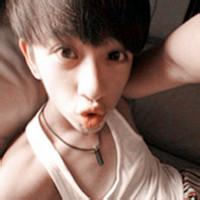 男生玩苹果手机头像图片_WWW.WHOISQQ.COM