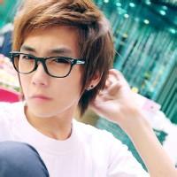 戴黑框眼镜男生头像图片_WWW.WHOISQQ.COM