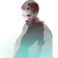 欧美范男生抱狗头像图片_WWW.WHOISQQ.COM