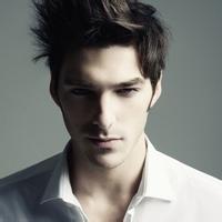 欧美范男生抱狗头像图片_WWW.WHOISQQ.COM