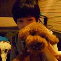 欧美范男生抱狗头像图片_WWW.WHOISQQ.COM