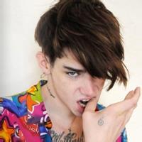 欧美范男生抱狗头像图片_WWW.WHOISQQ.COM