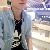 男生拿手机的半身头像图片_WWW.WHOISQQ.COM