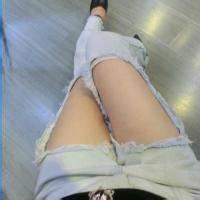 男生拿手机的半身头像图片_WWW.WHOISQQ.COM