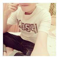 男生拿手机的半身头像图片_WWW.WHOISQQ.COM