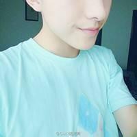 男生拿手机的半身头像图片_WWW.WHOISQQ.COM