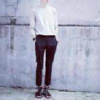 男生拿手机的半身头像图片_WWW.WHOISQQ.COM