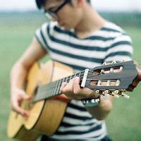 qq头像图片文艺吉他男生_WWW.WHOISQQ.COM
