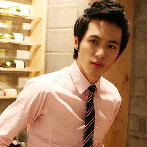 男生戴帽子打耳钉头像图片_WWW.WHOISQQ.COM