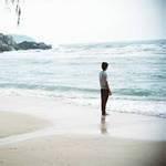 2014背影海滩男生头像图片_WWW.WHOISQQ.COM
