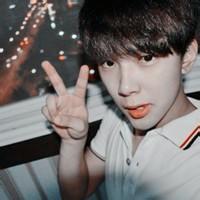 男生戴帽子打耳钉头像图片_WWW.WHOISQQ.COM